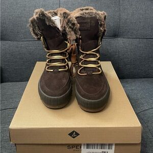 NEVER WORN. Brown suede ankle boots with fur